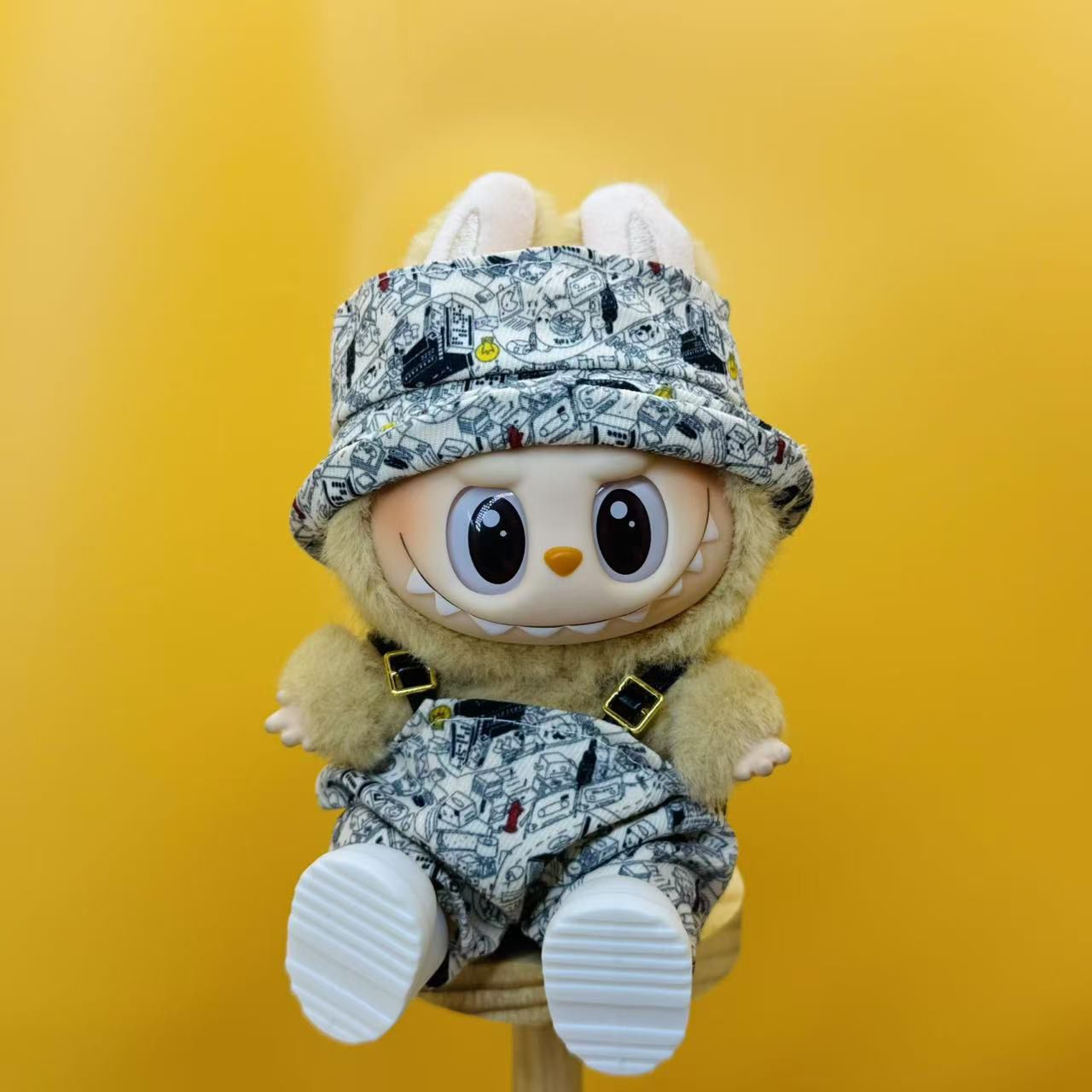 labubu-outfit-dior-toile-de-jouy-bucket-hat-overalls-set-fits-17cm-labubu-macron-have-a-seat-big-into-energy